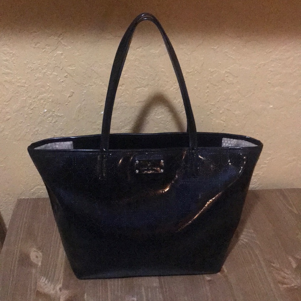 Cute! Black Kate Spade bucket tote ❤️